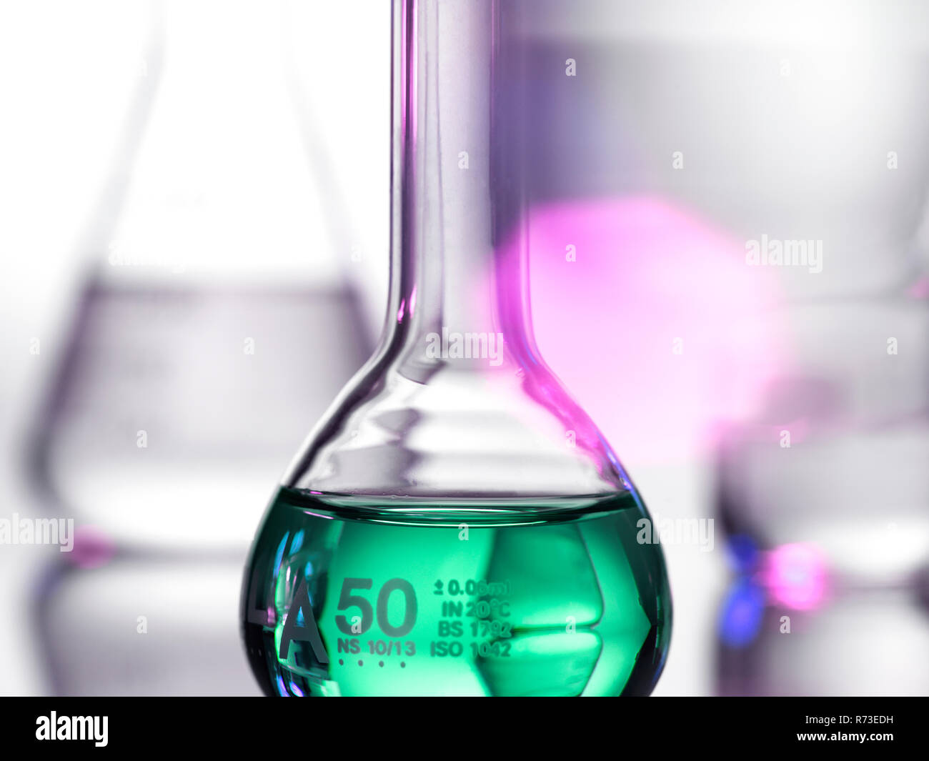 Laboratorio bicchieri contenenti formule chimiche Foto Stock