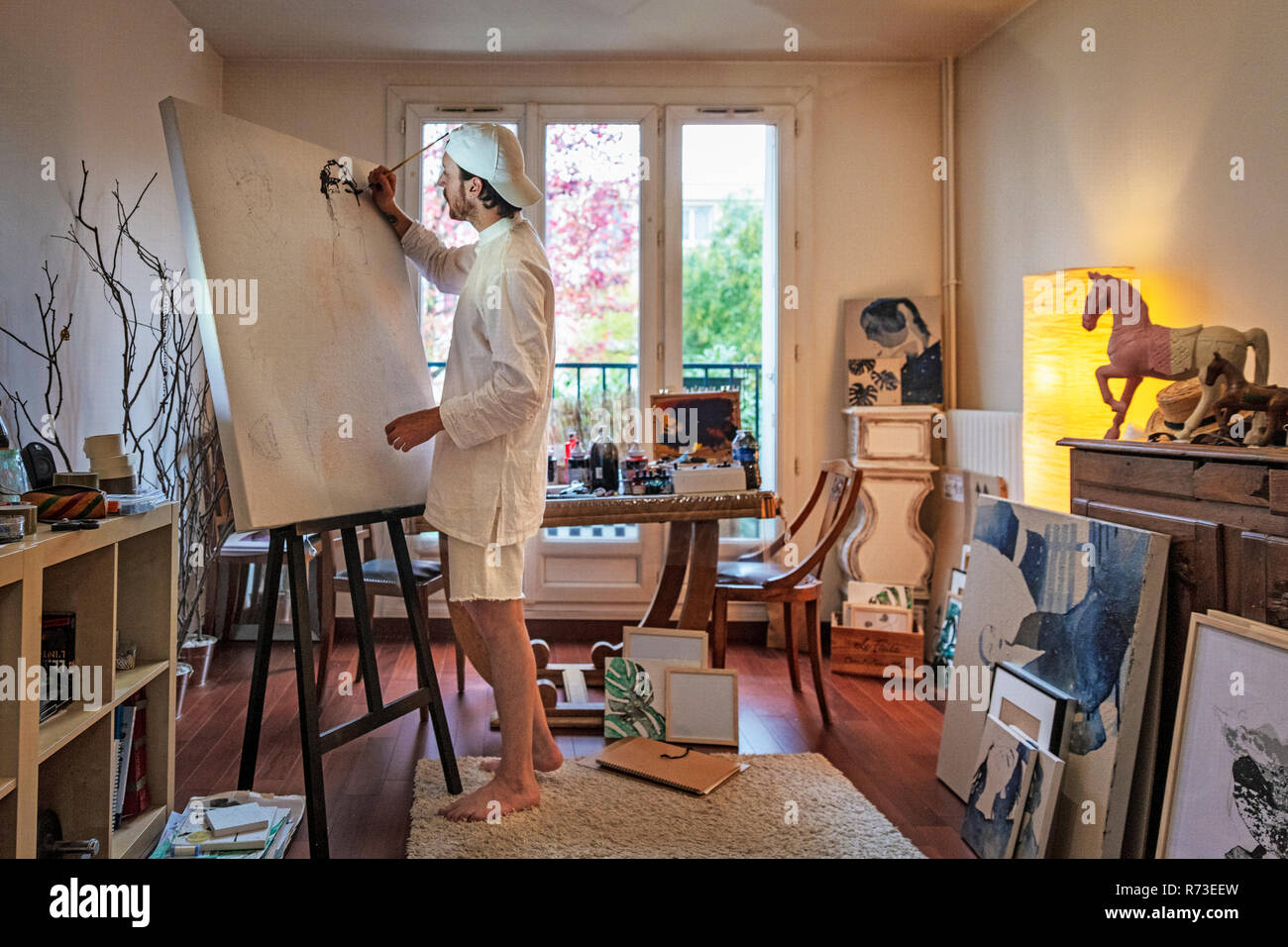 Artista che lavora su tela in studio Foto Stock