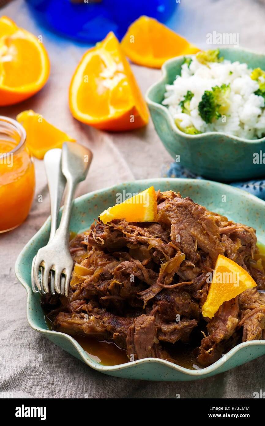 Slow Cooker Brasati di carne di maiale con una salsa Rum-Orange.Il fuoco selettivo Foto Stock