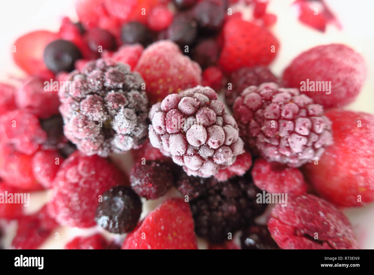 Un gruppo di frutti di bosco surgelati su yogurt. Foto Stock