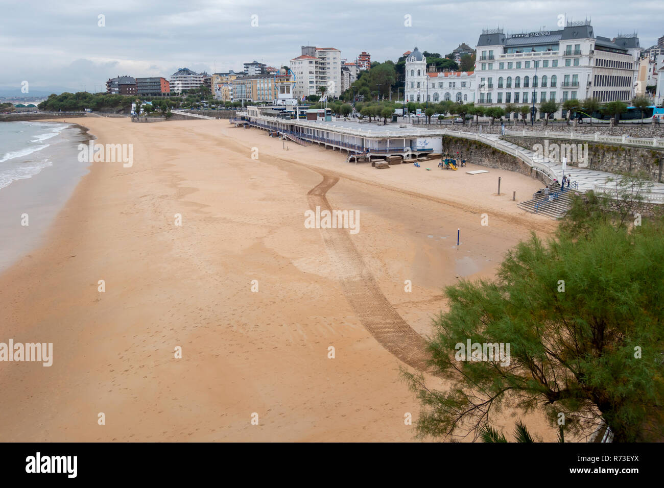 Spiaggia di Sardinero, il famoso e grande spiaggia di sabbia della città di Santander, Spagna Foto Stock