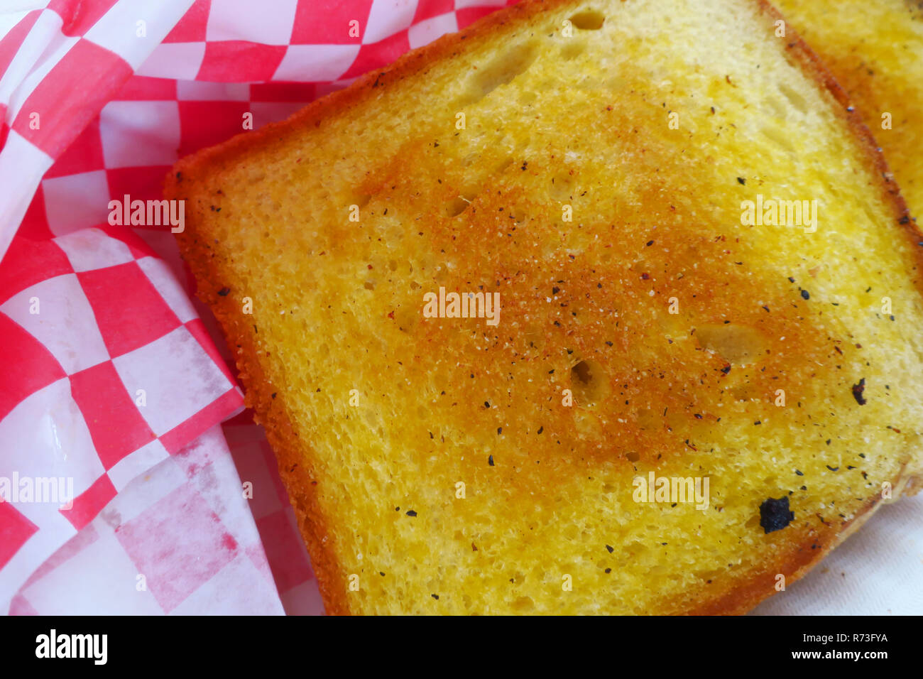 Pane tostato aglio in rosso checker avvolgimento Foto Stock