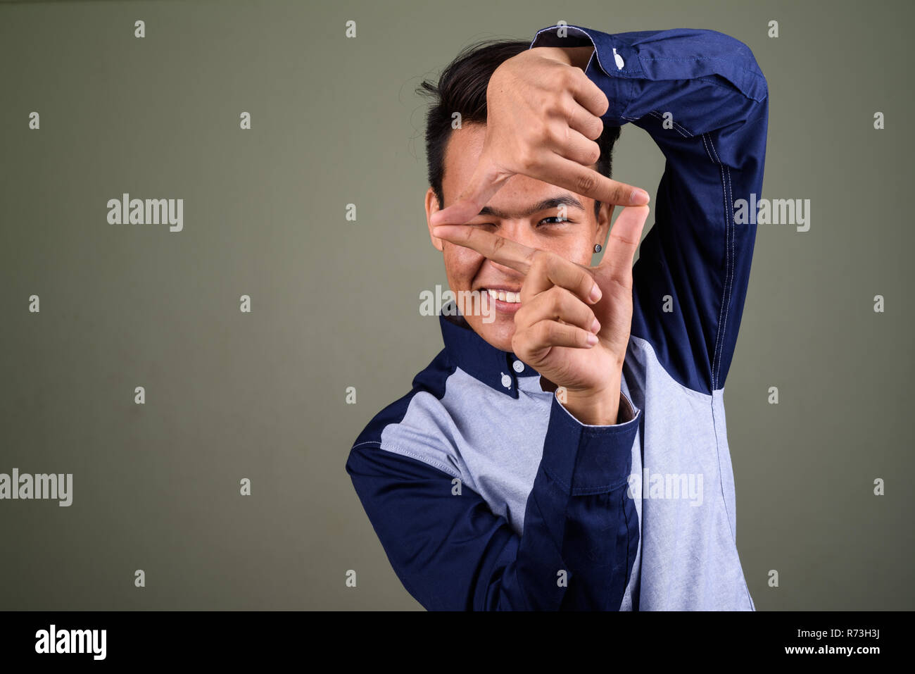 Giovani indiani handsome man looking smart contro backgrou colorati Foto Stock