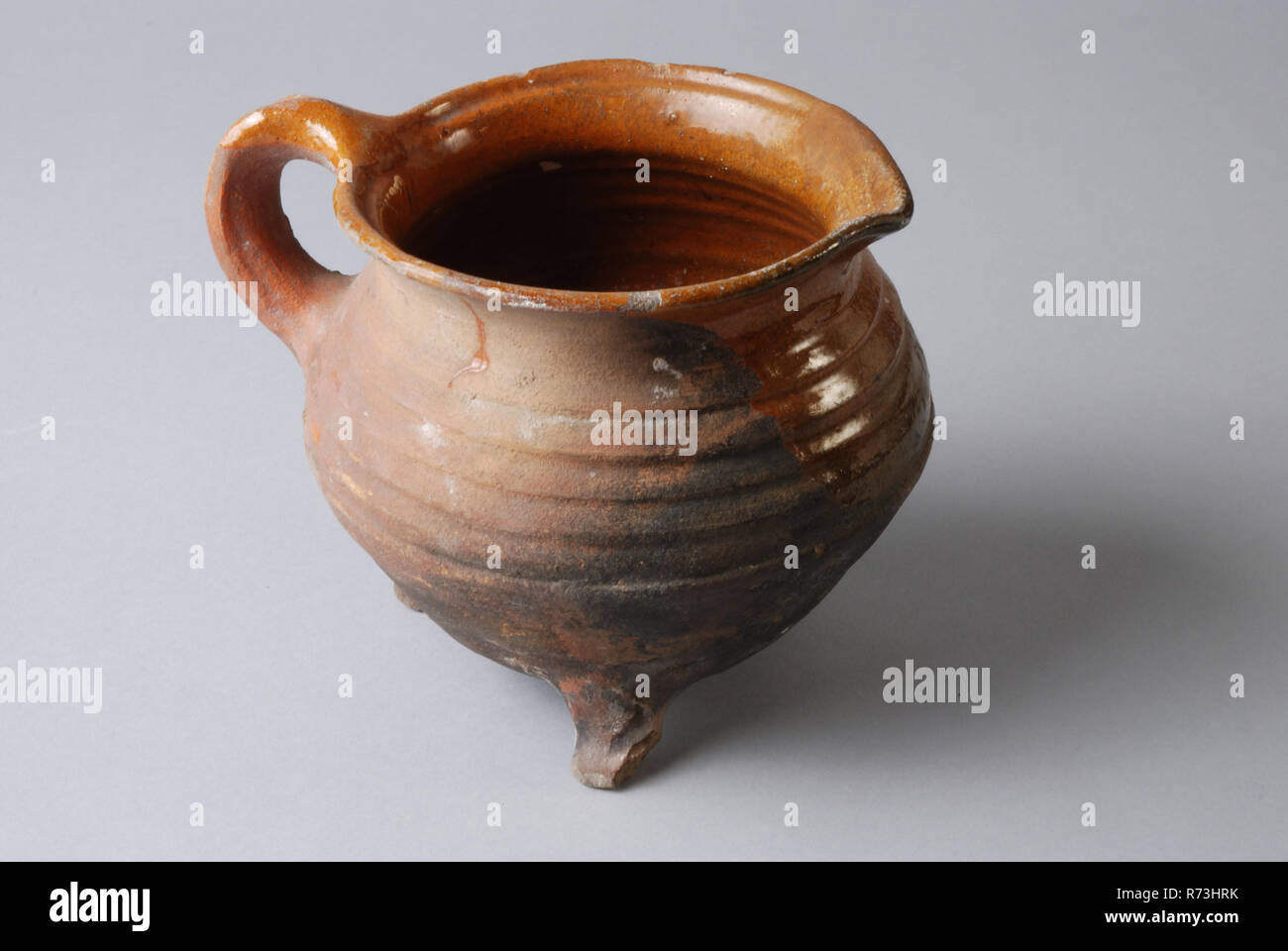 La cottura della ceramica brocca, uva-modello, red shard, satinato, bandoor, gambo, su tre gambe, brocca di cottura si trovano in terracotta terracotta ceramica smalto smalto di piombo, girate a mano smaltato cotto al forno di cottura ceramica brocca uva-rosso modello shard all'interno e in parte coperta di spalla con smalto di piombo e rabboccato pizzicato lama tre zampe tracce sul lato inferiore di archeologia ceramiche nativo di preparare il cibo cucina cucina alimentare Foto Stock