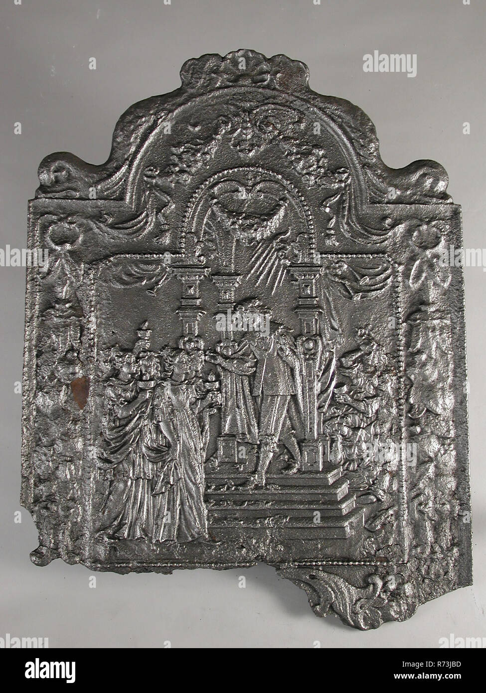 Piastra del camino rappresentazione biblica cinque stolte e cinque sagge vergini, caminetto, cast rettangolare con arco nella parte superiore. Sulla parte superiore del guscio affiancato da due delfini bordo largo tra il telaio e la collana di perle in cui frutto-mangiatori e in fondo cornucopia (pendente è andato). Nella figura centrale dei cinque salvia (sulla sinistra) e le cinque vergini stolte (sulla destra). Le cinque vergini sagge, lampade di usura; le cinque vergini stolte sguardo disperato. Tra di essi in cima alla scalinata uomo che risolve le cinque vergini sagge, agriturismo ambiente vivente riscaldamento interno la bibbia cristianesimo somiglianza religione Foto Stock