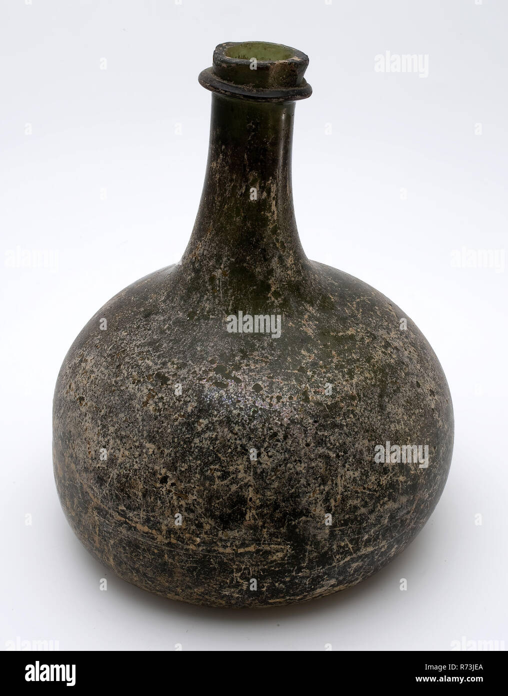 Bottiglia del ventre, cipolla, pancetta bottiglia porta borraccia suolo trovare vetro, libera e soffiate in vetro di forma circolare di applicazione bottiglia in chiaro vetro verde. Pontil mark sotto ampio fondo rialzato. Corpo con crescente convessa della parete convessa a spalle e collo ringiovanito con imposto a tutto tondo di vetro piatto filo e dilatata labbro appiattito (chip) confezionamento di archeologia Foto Stock
