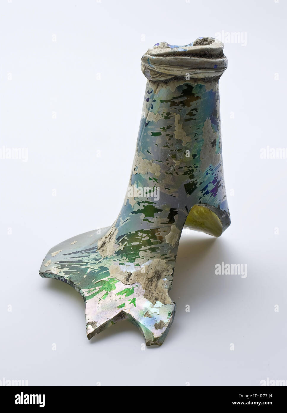 Frammento di La spalla, il collo e il bordo della bottiglia addominale, ventre bottiglia porta borraccia suolo trovare vetro soffiato libero e vetro sagomato frammento di applicazione della parte di spalle il collo e il labbro del round-vaso panciuto in chiaro vetro verde. Spalle convessa per ringiovanire (5.0 - 2.4 cm) collo con imposto a tutto tondo di vetro piatto filo e dilatata labbro appiattito di cui circa la metà rimane il confezionamento di archeologia Foto Stock