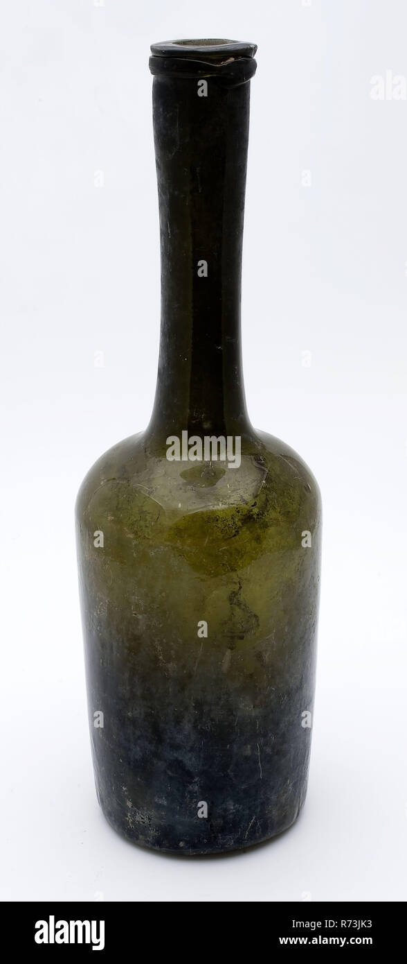 Bottiglia cilindrica, ladies' gamba, portabottiglie trovare terreno, vetro soffiato libero e cilindrica sagomata a collo di bottiglia o di collo cari laici in marrone chiaro-vetro verde. Pontil mark sotto leggermente sollevata del fondo quasi rettilineo verso l'alto alle spalle dritte e primo leggermente ringiovanito e poi dilatate collo con sciatta imposto a tutto tondo di vetro piatto il filo e il labbro appiattito confezionamento di archeologia Foto Stock