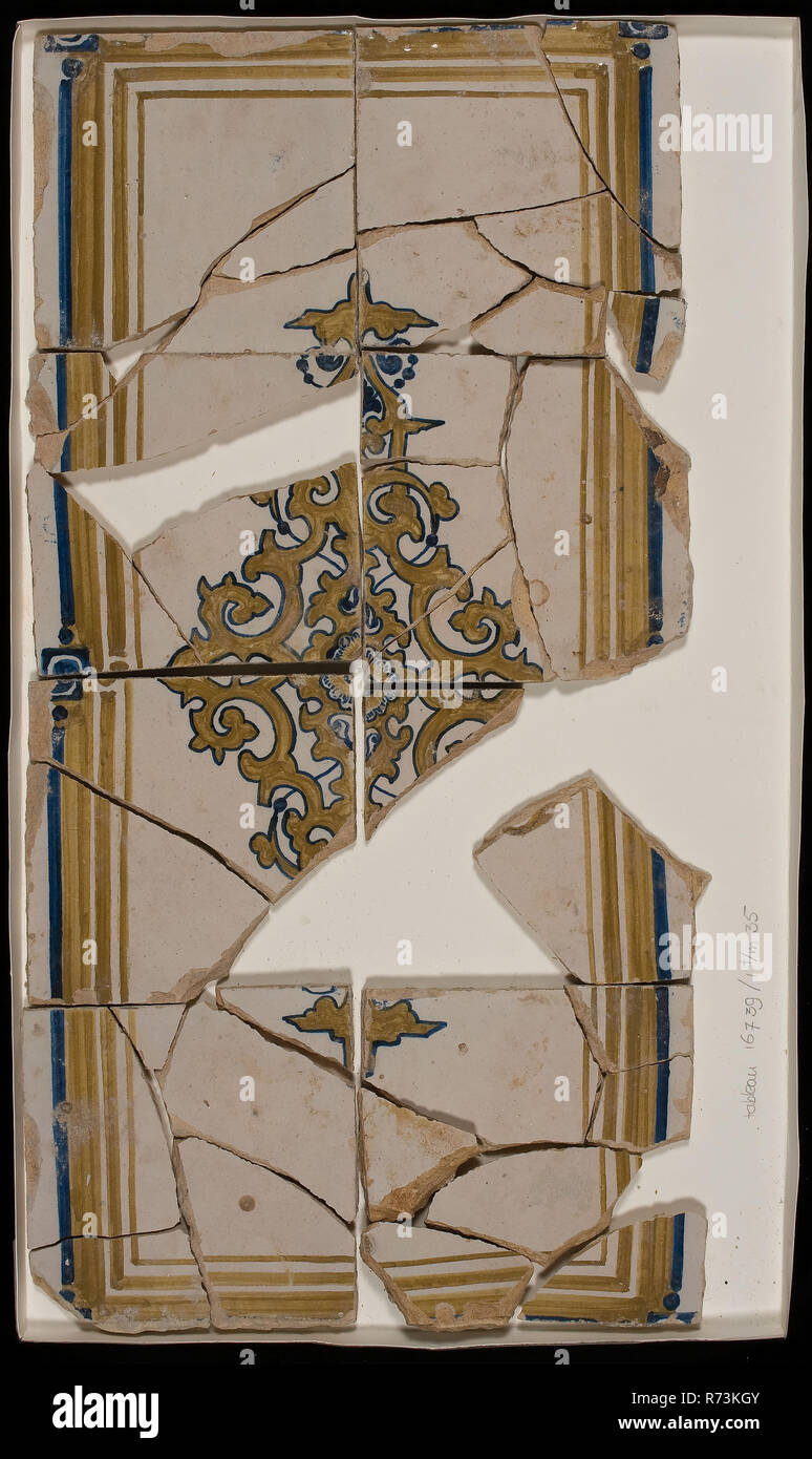 Pannello di piastrelle, due volte quattro piastrelle blu e giallo ocra su bianco, centrale un ornamento e telaio di ocra e blu le frontiere, foto di piastrelle ceramiche di materiale di smalto di terracotta, Rotterdam Delfshaven Havenstraat originari dalla costruzione Havenstraat 157 seminterrato al piano terra. Foto Stock