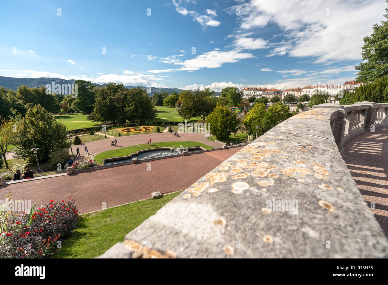 Bellissimo parco nel centro di Valenza. È considerato uno dei parchi più belli della Valle del Rodano. Foto Stock