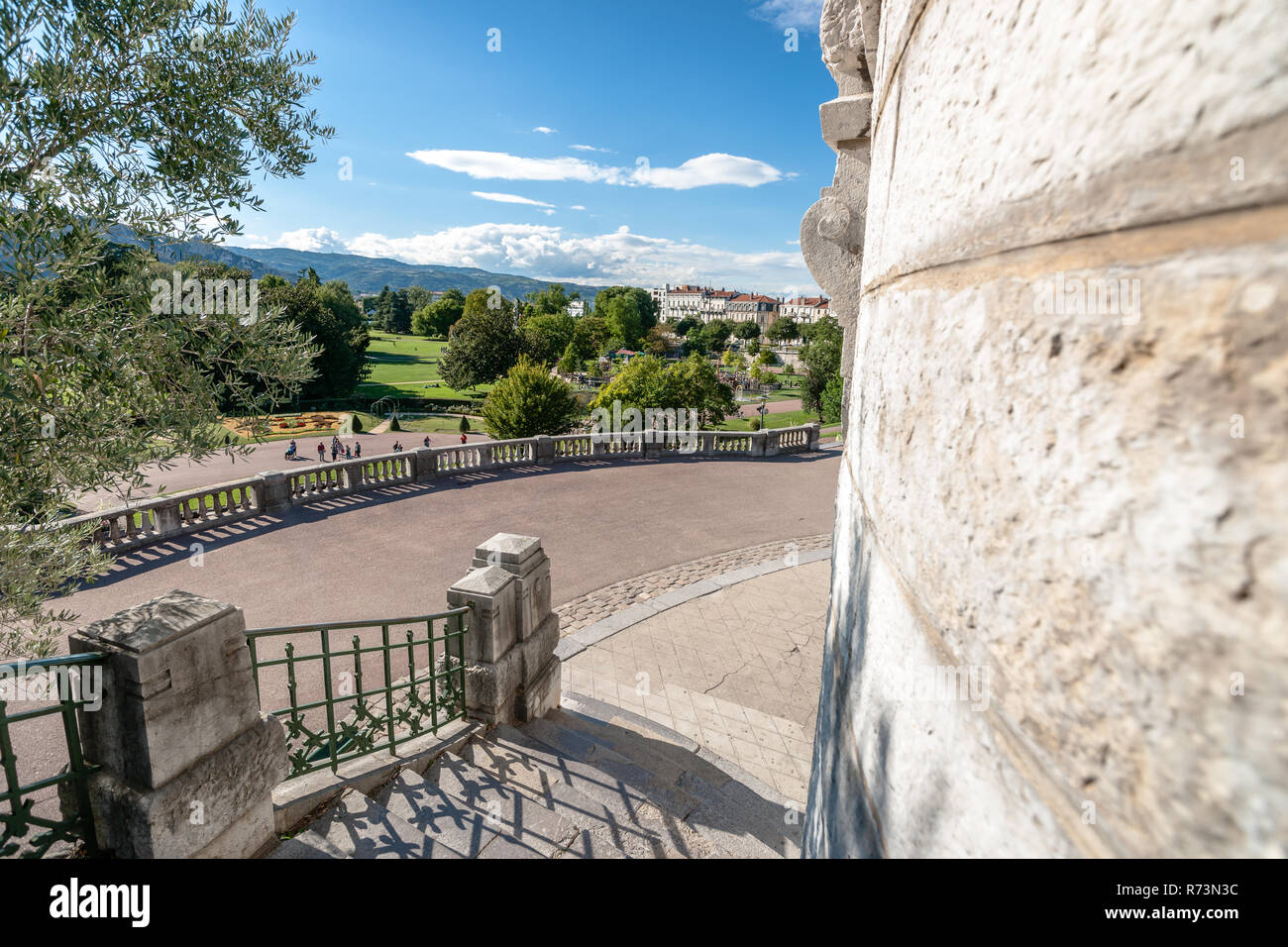 Bellissimo parco nel centro di Valenza. È considerato uno dei parchi più belli della Valle del Rodano. Foto Stock