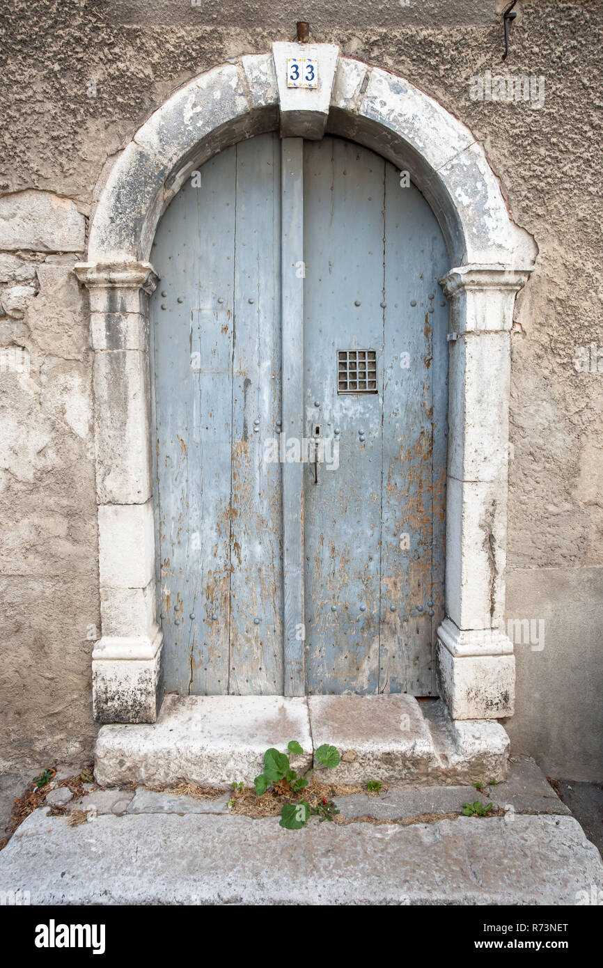Sfondo di legno vecchio texture. Vintage porta o persiane ed elementi metallici. Architettura rurale. Con il sud francese , provence, Cote d Azur per lo sguardo che per il tatto. Foto Stock