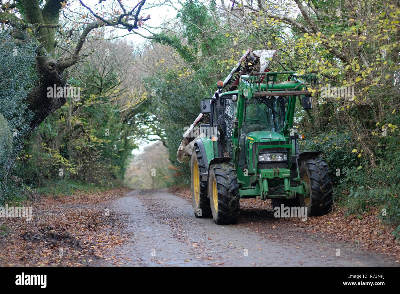 Un veicolo agricolo parcheggiato su un vicolo del paese. Foto Stock