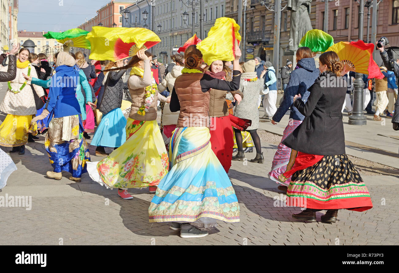 San Pietroburgo.Russia.marzo.12.2017.Devoti del Signore Krishna ballare e cantare.Si tratta di una forma di meditazione.Persone raggiungere la felicità e la pace della mente Foto Stock