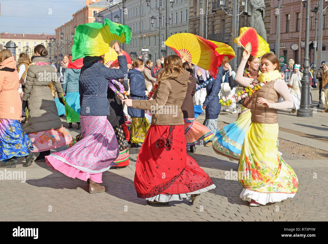 San Pietroburgo.Russia.marzo.12.2017.Devoti del Signore Krishna ballare e cantare.Si tratta di una forma di meditazione.Persone raggiungere la felicità e la pace della mente Foto Stock