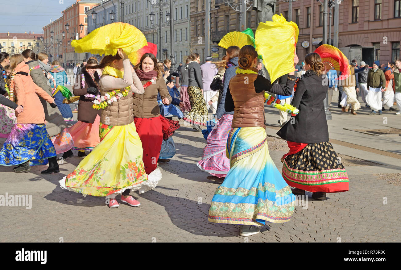 San Pietroburgo.Russia.marzo.12.2017.Devoti del Signore Krishna ballare e cantare.Si tratta di una forma di meditazione.Persone raggiungere la felicità e la pace della mente Foto Stock