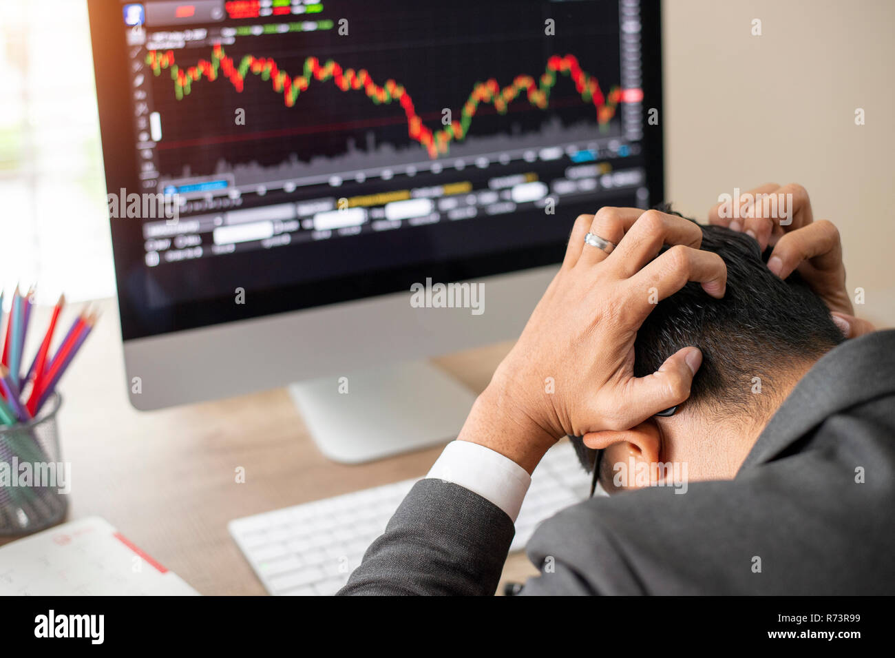 Imprenditore asiatico è deluso da perdere in situazione aziendale.cattivo investimento o crisi economica concetto. Foto Stock