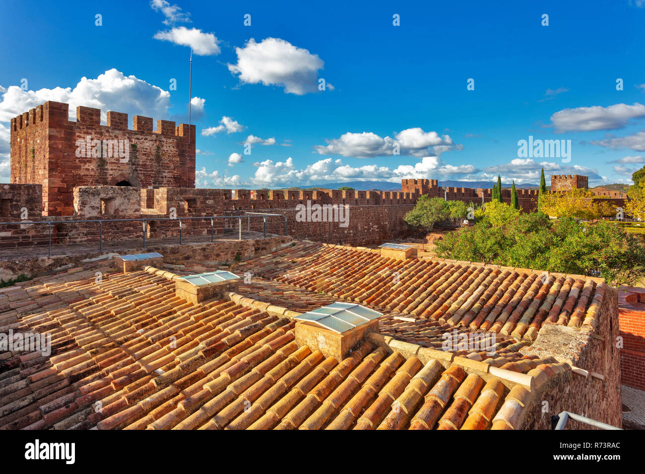 Castello moresco complessa, Silves, Algarve, PORTOGALLO Foto Stock
