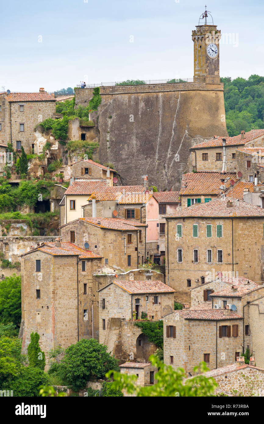 Antico borgo medioevale città di collina Sorano, Toscana, Italia nel mese di maggio Foto Stock