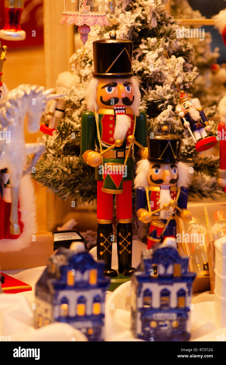 Mercato di Natale, tradizionale festa di Natale schiaccianoci figurina ornamento. Schiaccianoci in legno, kings, soldati e gendarmi Foto Stock
