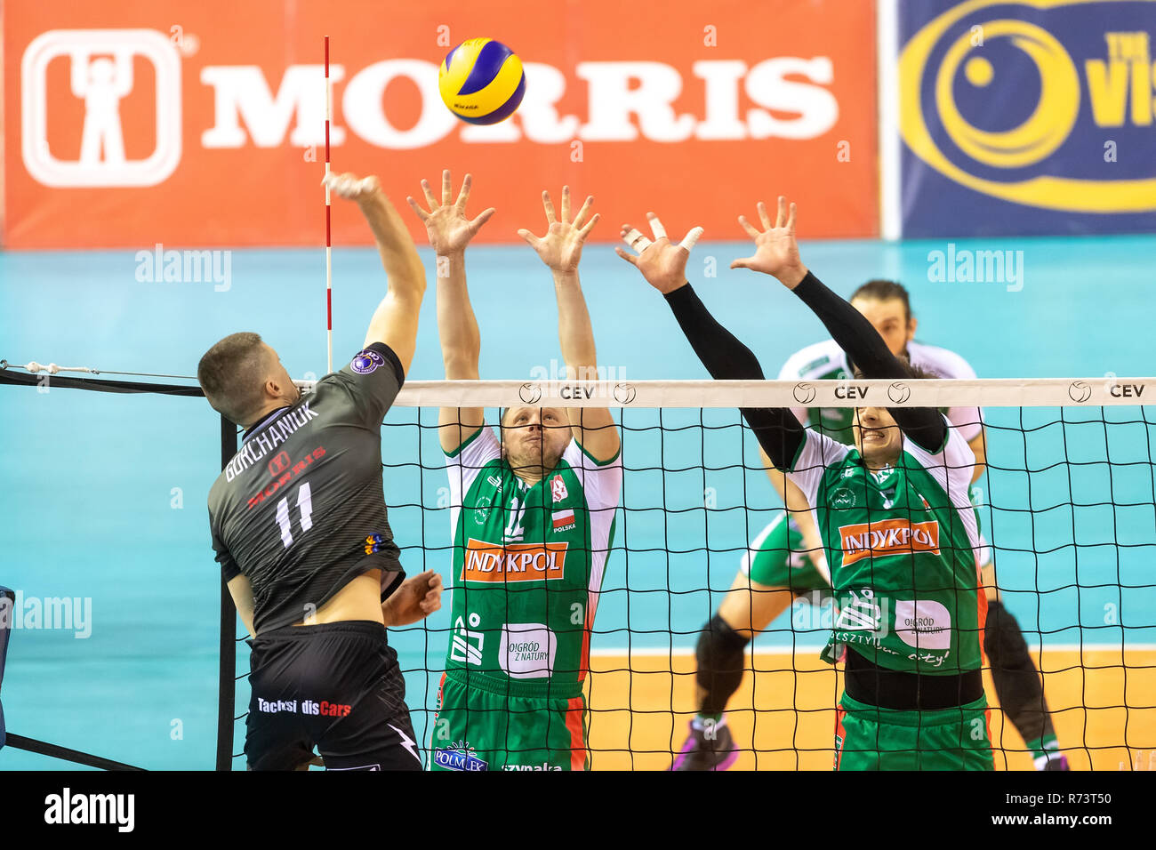 Salonicco, Grecia - 5 Dicembre 2018: Il team di giocatori in azione durante il CEV Volleyball Cup gioco tra Paok vs Indykpol AZS Olsztyn presso PAOK SP Foto Stock