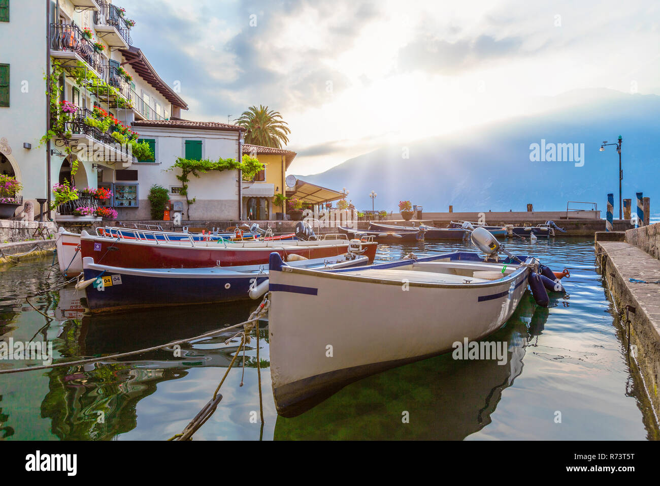 Fischerman imbarcazioni al porto di Limone sul lago di Garda, Brescia, Lombardia, Italia Foto Stock