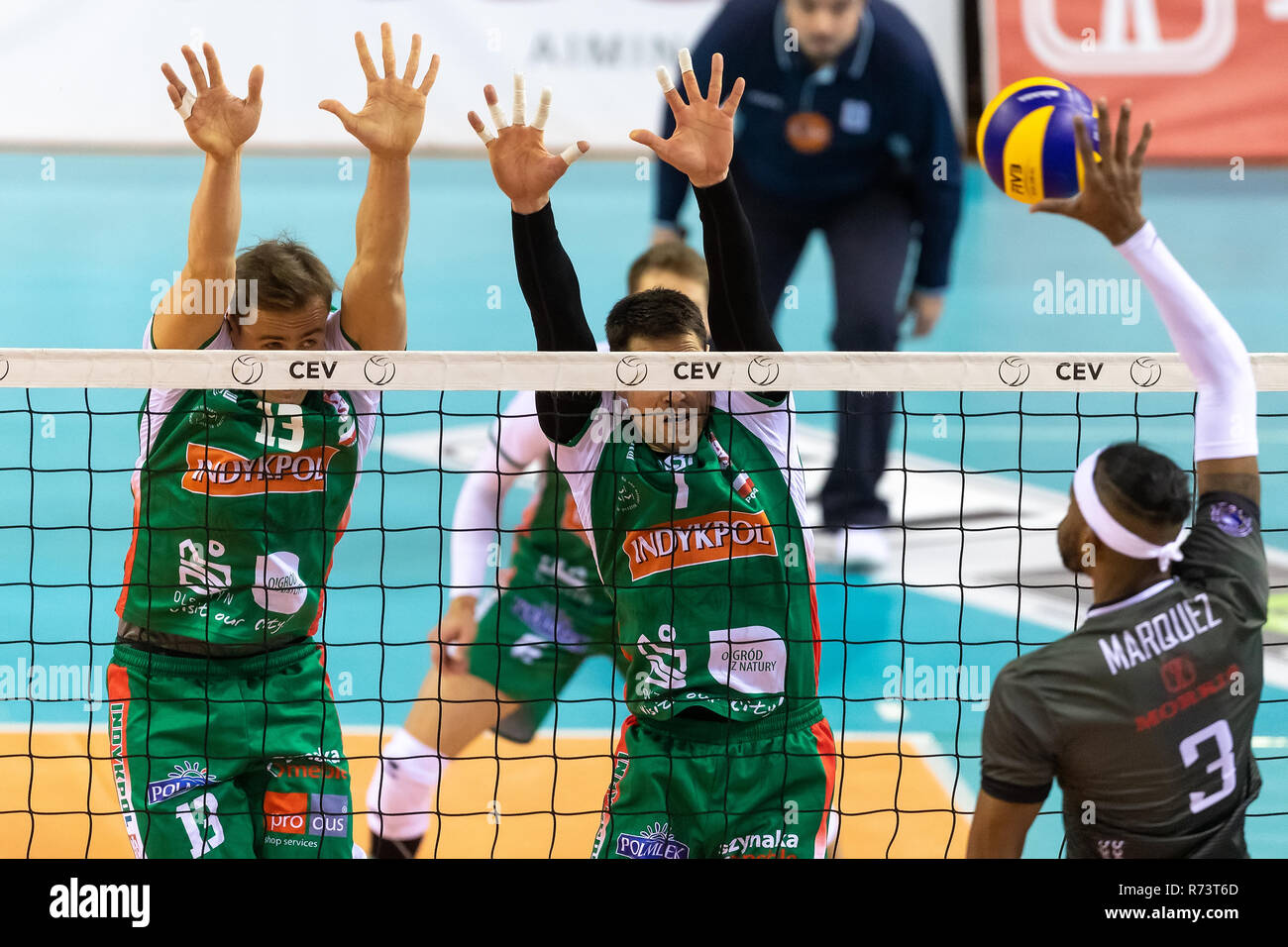 Salonicco, Grecia - 5 Dicembre 2018: Il team di giocatori in azione durante il CEV Volleyball Cup gioco tra Paok vs Indykpol AZS Olsztyn presso PAOK SP Foto Stock