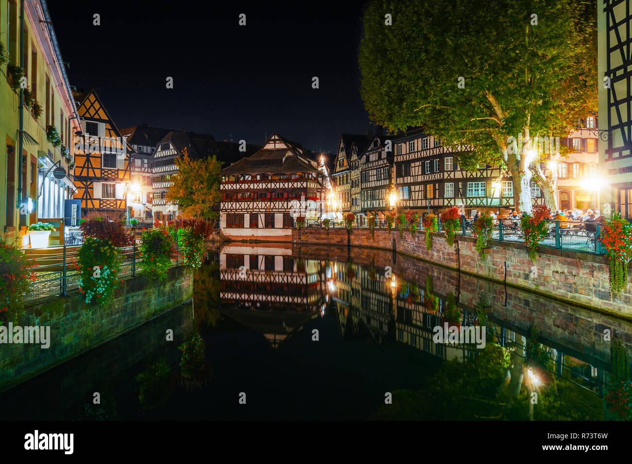 Metà storico-case con travi di legno in conciatori trimestre nel quartiere La Petite France di Strasburgo di notte, Alsazia, Francia Foto Stock