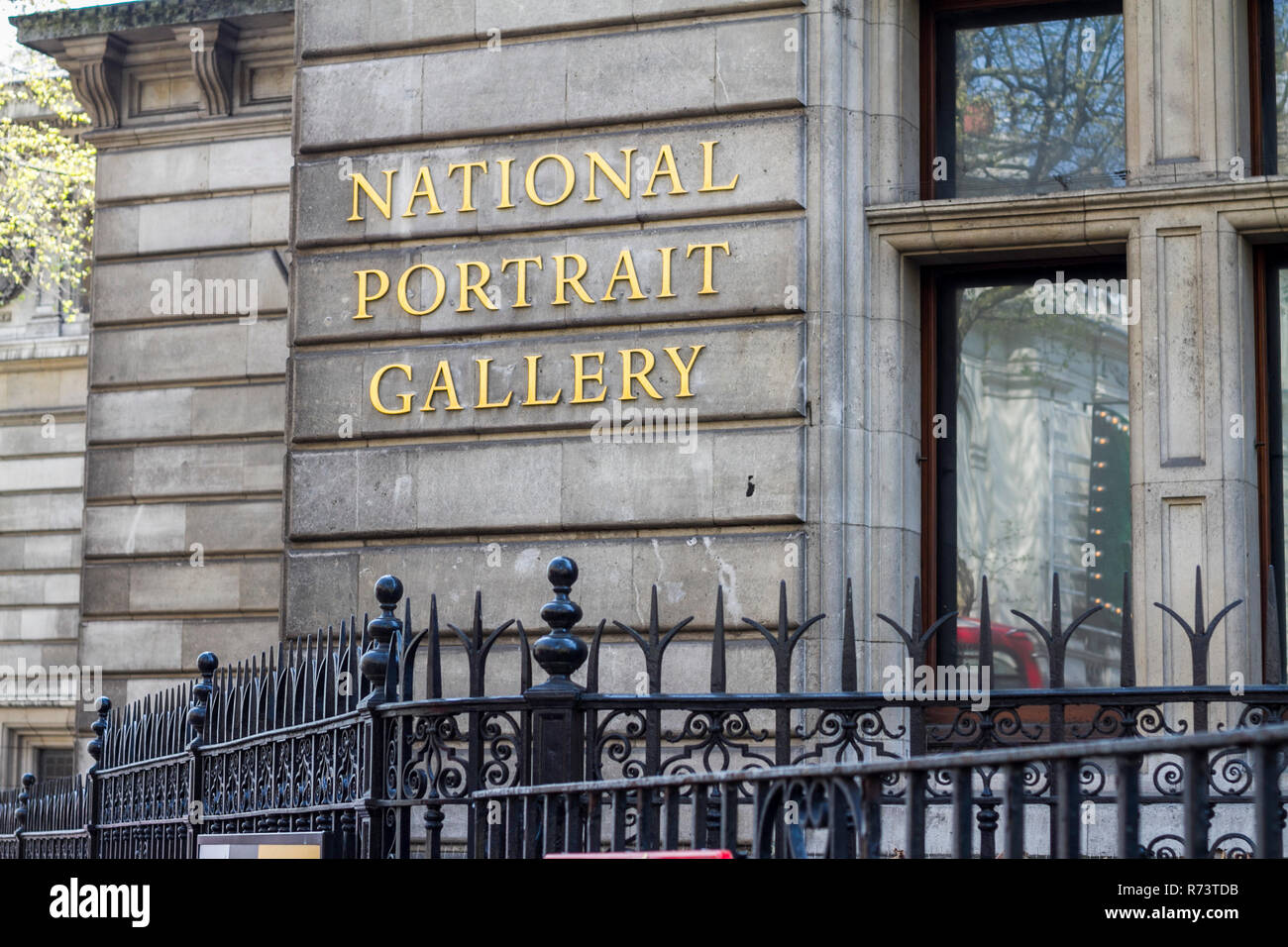 National Portrait Gallery, segno d'oro, ottone segno, sculture di pezzi di arte di attrazione turistica e le cose da fare a Londra REGNO UNITO gran bretagna british Foto Stock