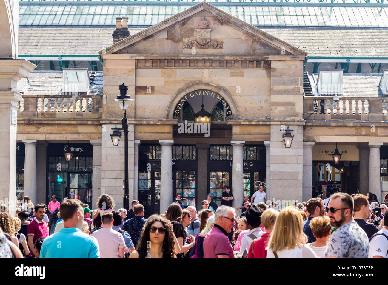 Una folla di gente che i turisti ad esplorare mercato di Covent Garden di Londra, il sole caldo giorno d'estate, Londra evidenziare, attrazione, cose da fare, popolari Foto Stock