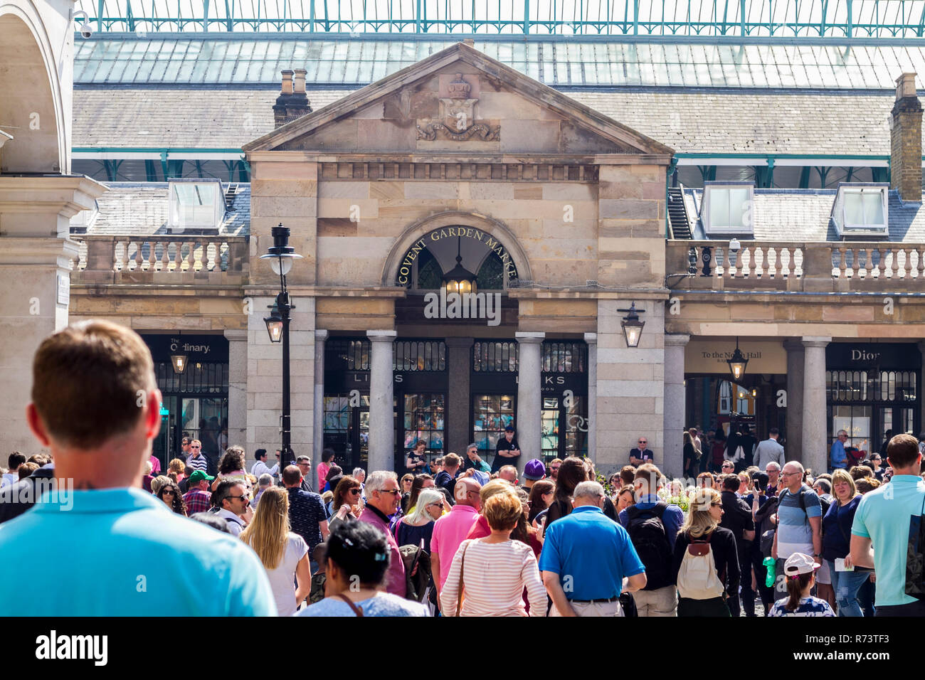 Una folla di gente che i turisti ad esplorare mercato di Covent Garden di Londra, il sole caldo giorno d'estate, Londra evidenziare, attrazione, cose da fare, popolari Foto Stock