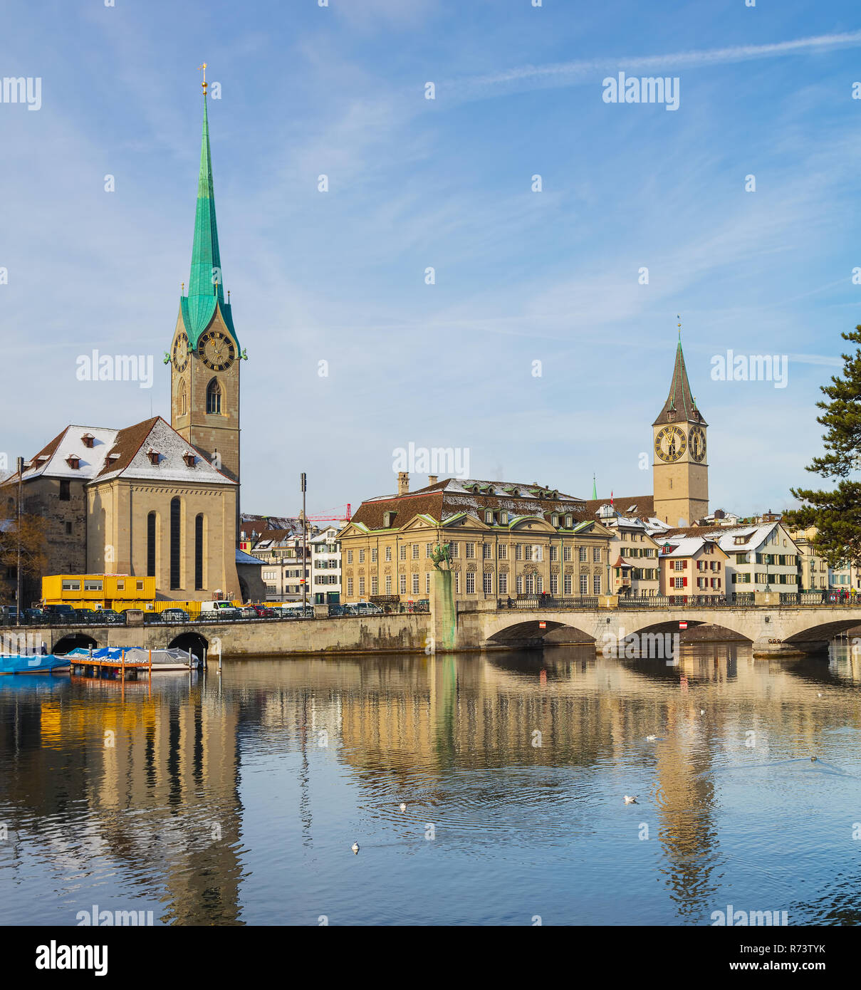 La Limmat e gli edifici del centro storico della città di Zurigo in inverno. Zurigo è la più grande città della Svizzera e la capitale del Foto Stock