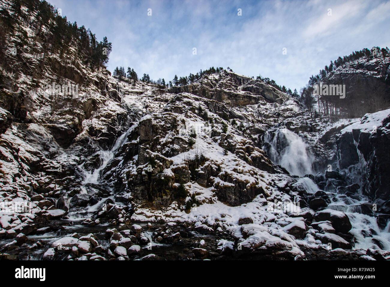 Congelati Latefossen cascata con la neve in inverno vicino a Odda in Norvegia Foto Stock