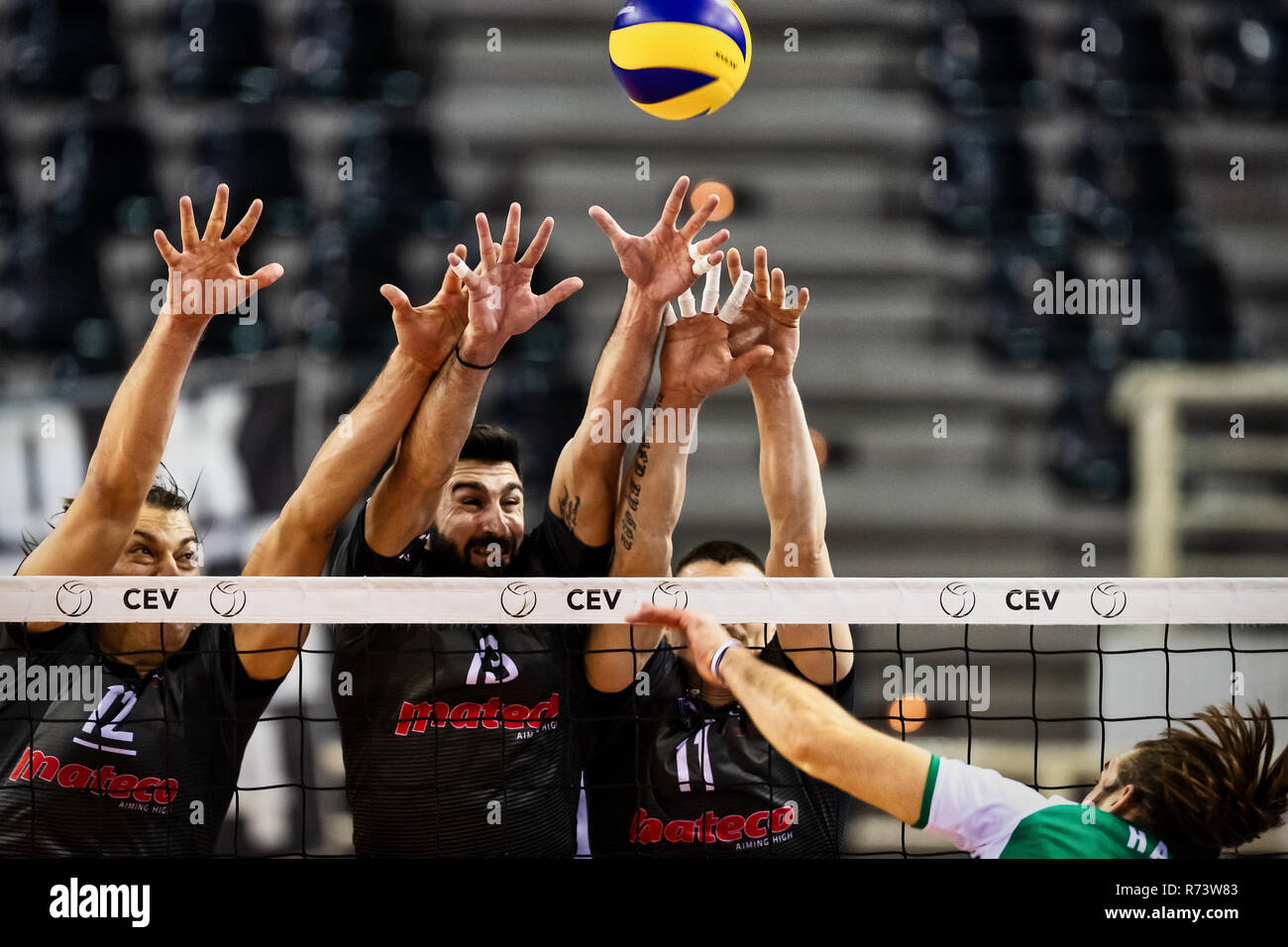 Salonicco, Grecia - 5 Dicembre 2018: Primo piano delle mani e la sfera durante il CEV Volleyball Cup gioco tra Paok vs Indykpol AZS Olsztyn presso PAOK SPO Foto Stock