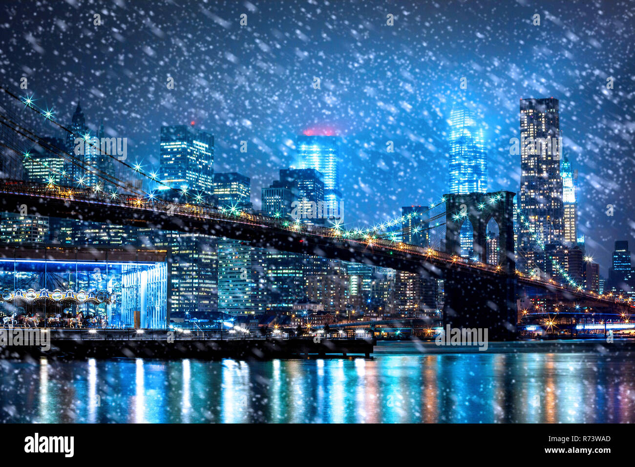 La neve cade giù in New York City di notte Foto Stock