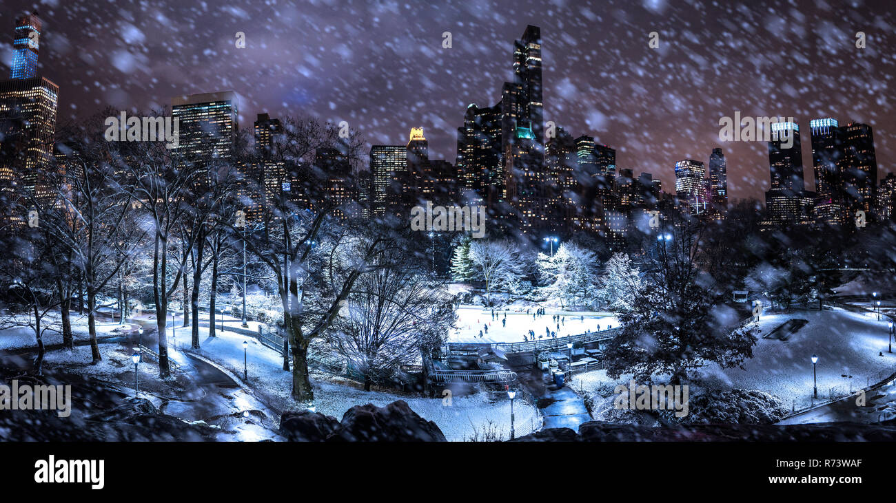 Pattinaggio a New York di notte durante la snow park Foto Stock