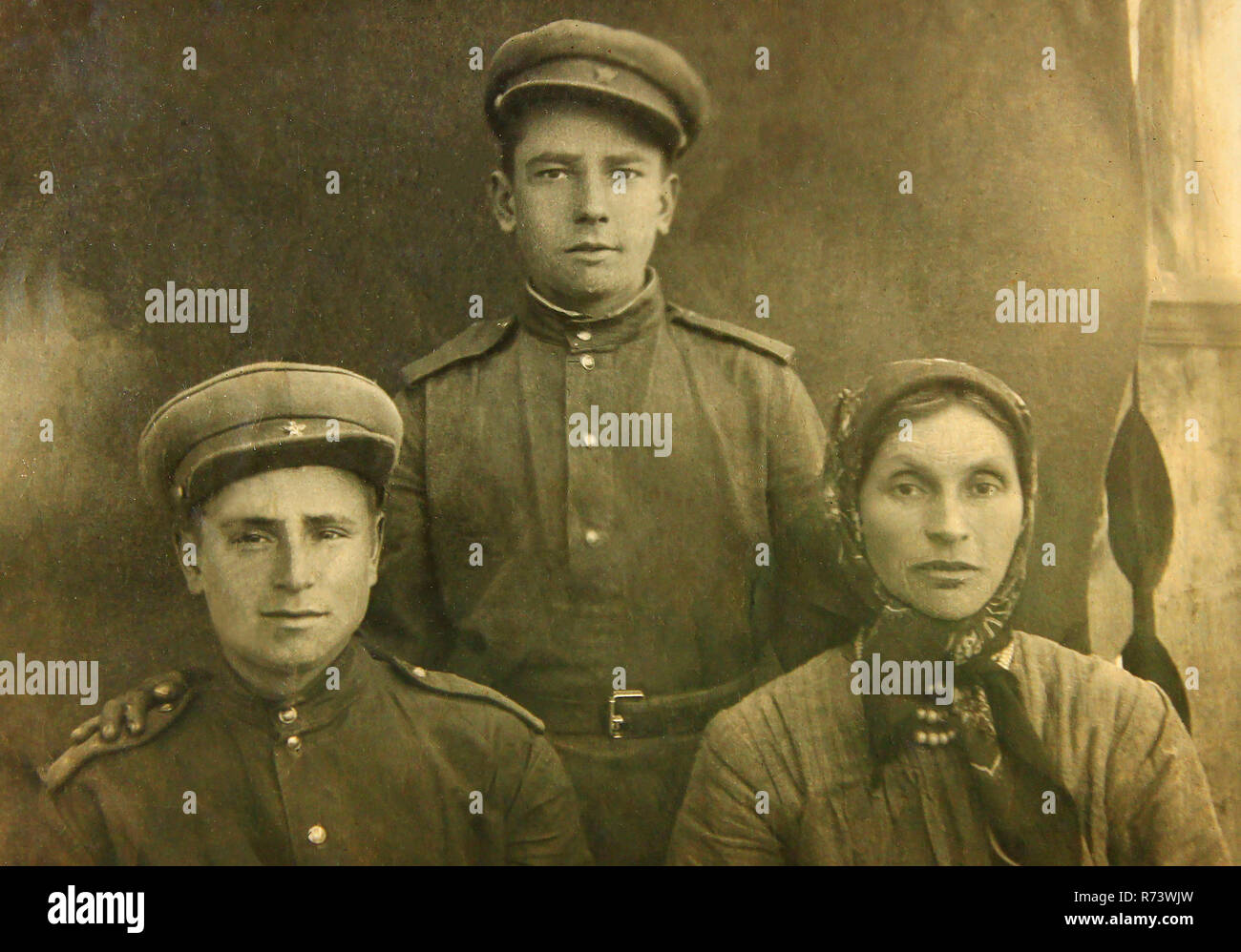 Vintage foto del militare sovietica uomo e donna circa 1934. Foto retrò del popolo ucraino. Foto d'epoca del popolo sovietico. Immagine retrò Foto Stock