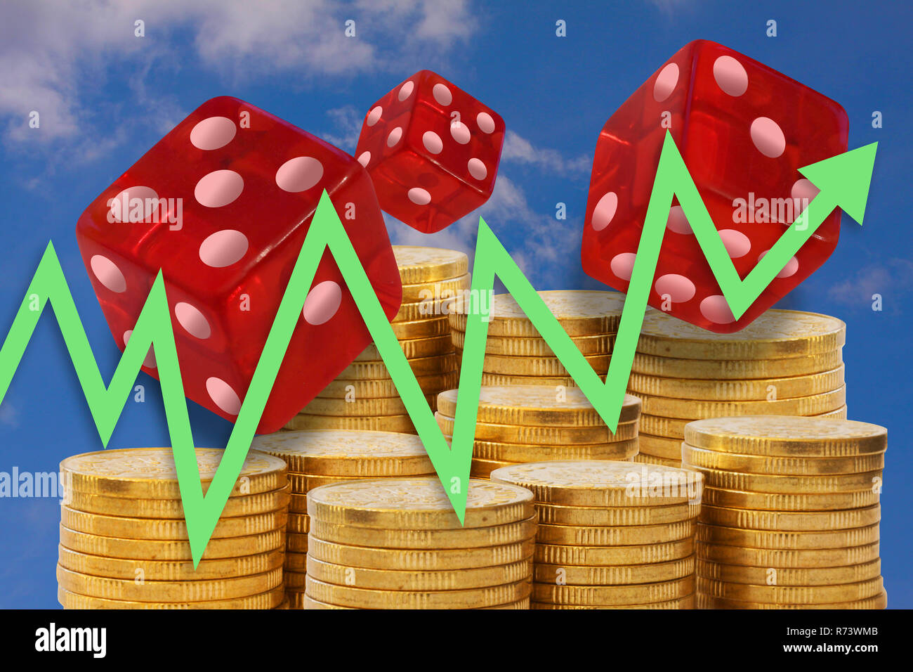Diagramma di business con la freccia salendo su sfondo di golden denaro pile e dadi di laminazione che mostra il gioco d'azzardo con economy Foto Stock