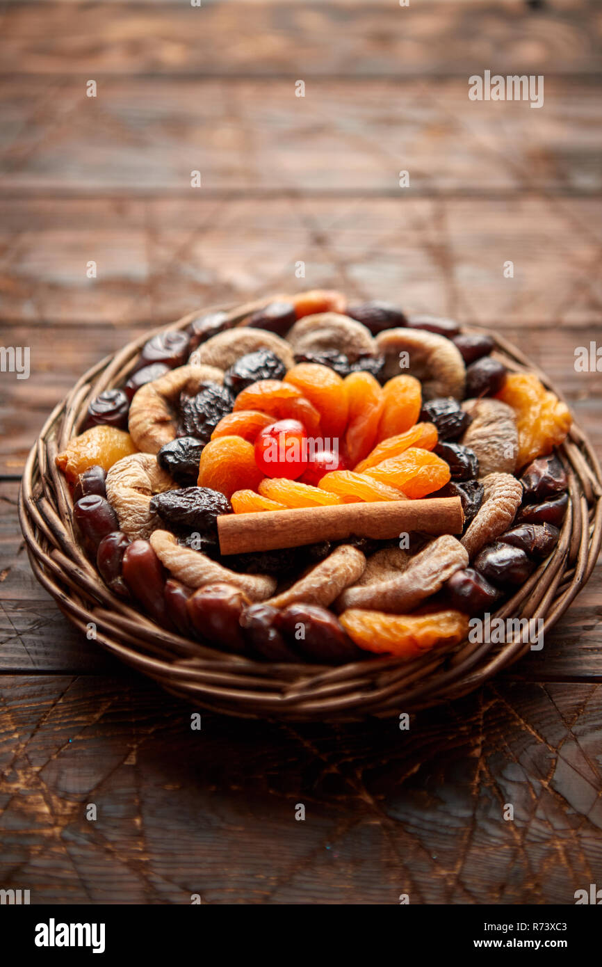 Mix di frutta secca in un piccolo cesto di vimini sul tavolo di legno Foto  stock - Alamy