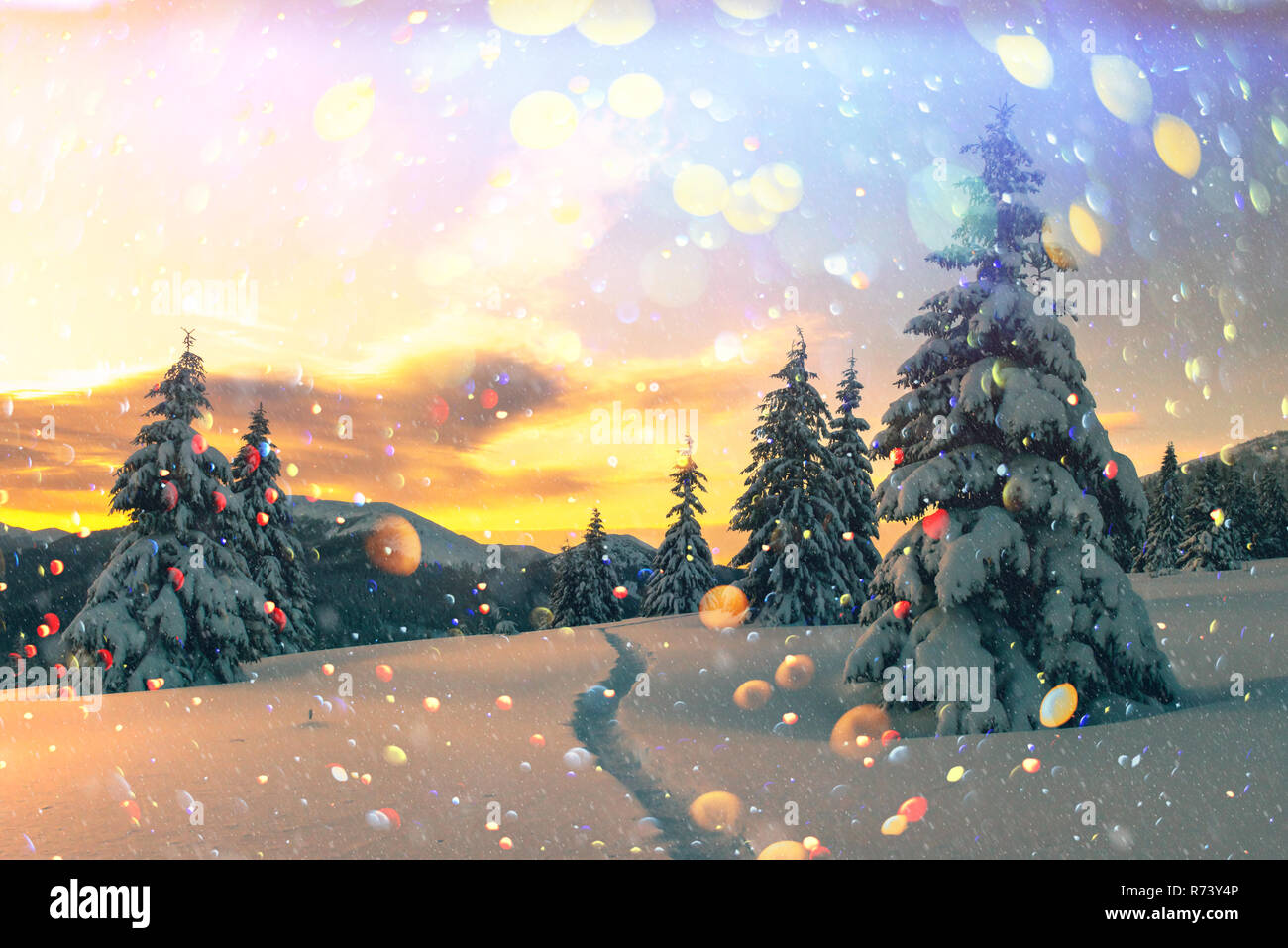 Arancione fantastico paesaggio invernale in montagna innevata incandescente dalla luce del sole. Drammatica scena invernale con alberi innevati. DOF bokeh luce effetto di post-elaborazione. Vacanze di Natale collage Foto Stock