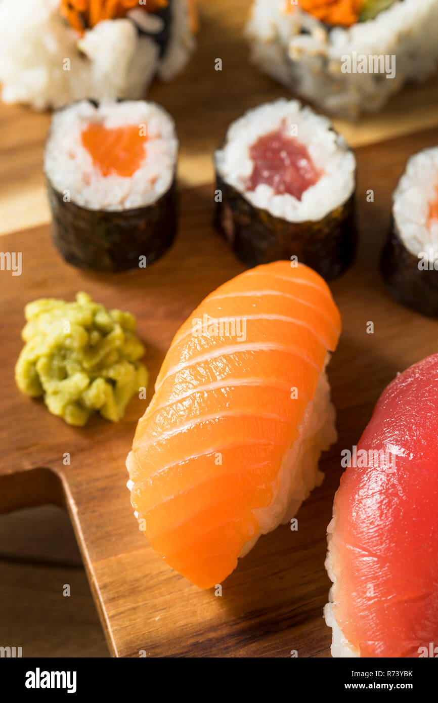 In casa un enorme piatto di Sushi con Wasabi e salsa di soia Foto Stock