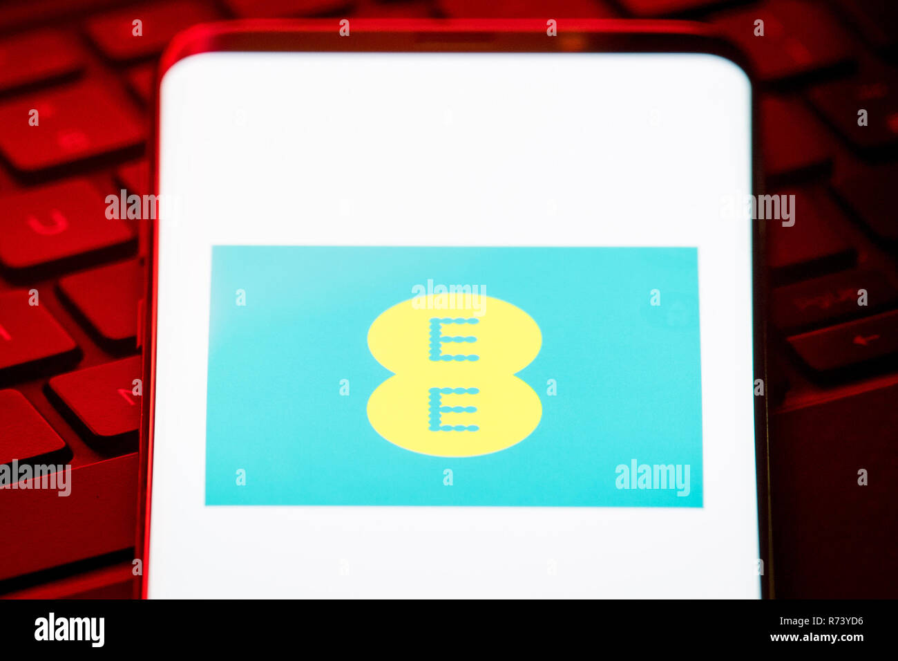 Il logo della rete telefonica mobile EE è visualizzato sullo schermo di uno smartphone. Foto Stock