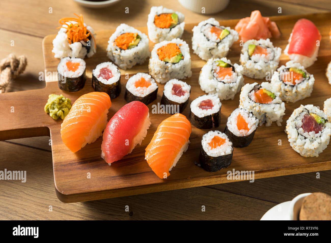In casa un enorme piatto di Sushi con Wasabi e salsa di soia Foto Stock