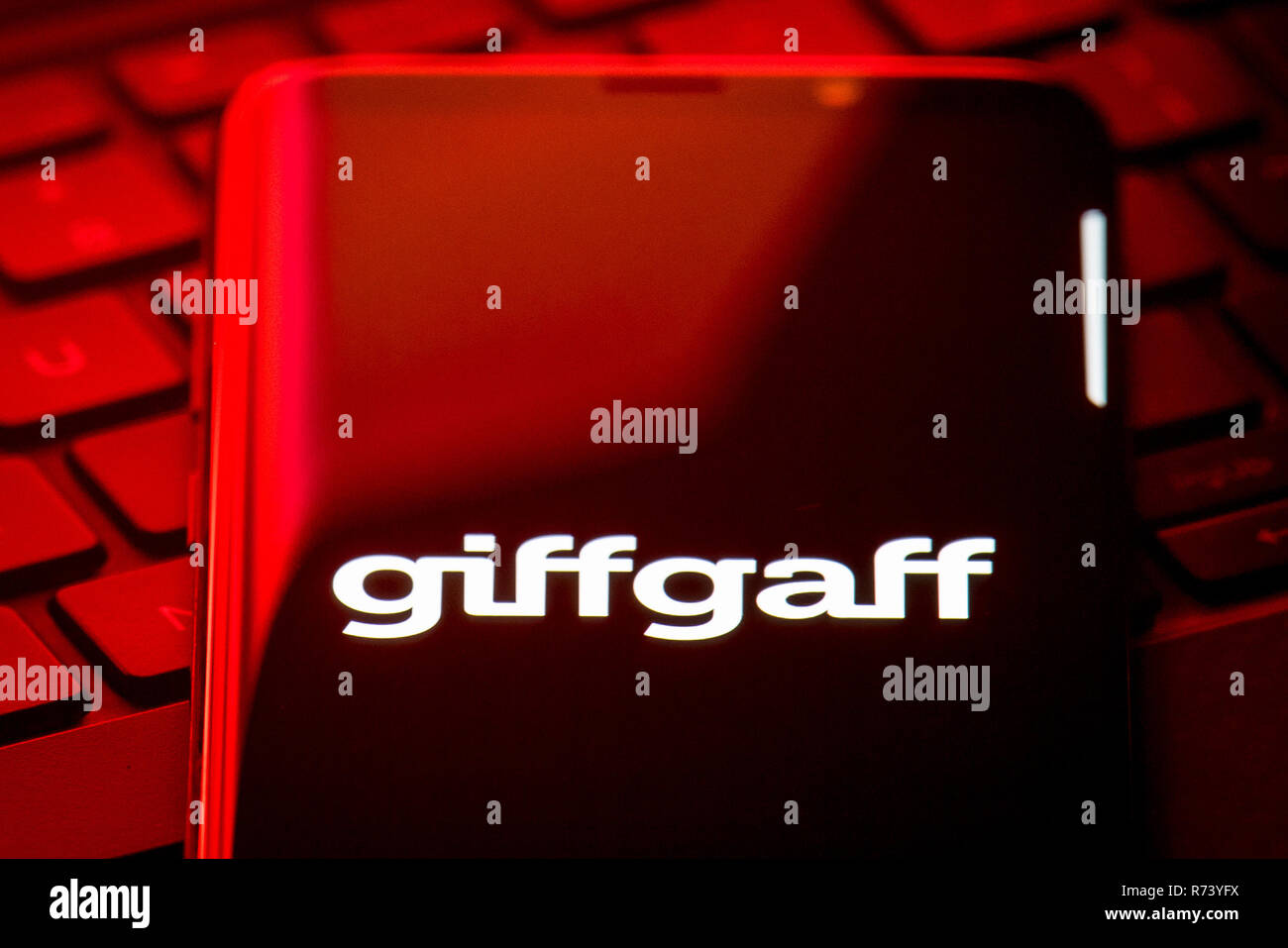 Il logo della rete telefonica mobile GiffGaff viene visualizzato sullo schermo di uno smartphone. Foto Stock
