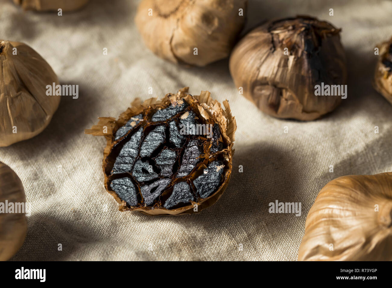 Organico nero fermentato aglio pronto a cucinare con Foto Stock