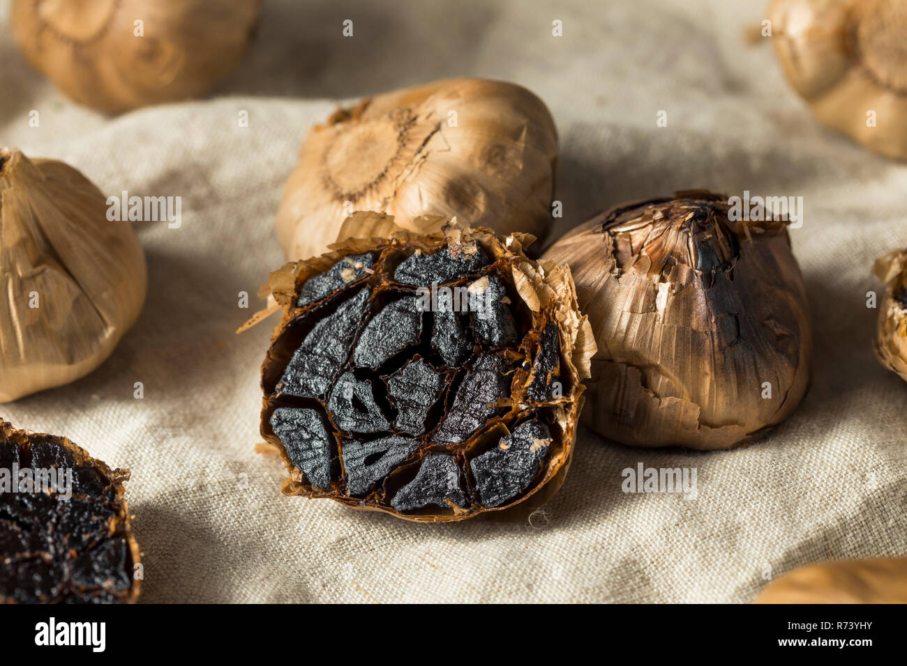 Organico nero fermentato aglio pronto a cucinare con Foto Stock