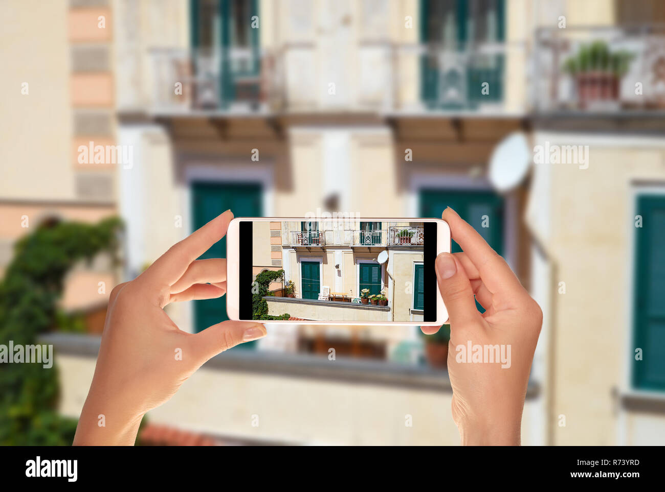 Un turista è di scattare una foto di tipico balcone italiano in Amalfi, Italia su un telefono cellulare Foto Stock