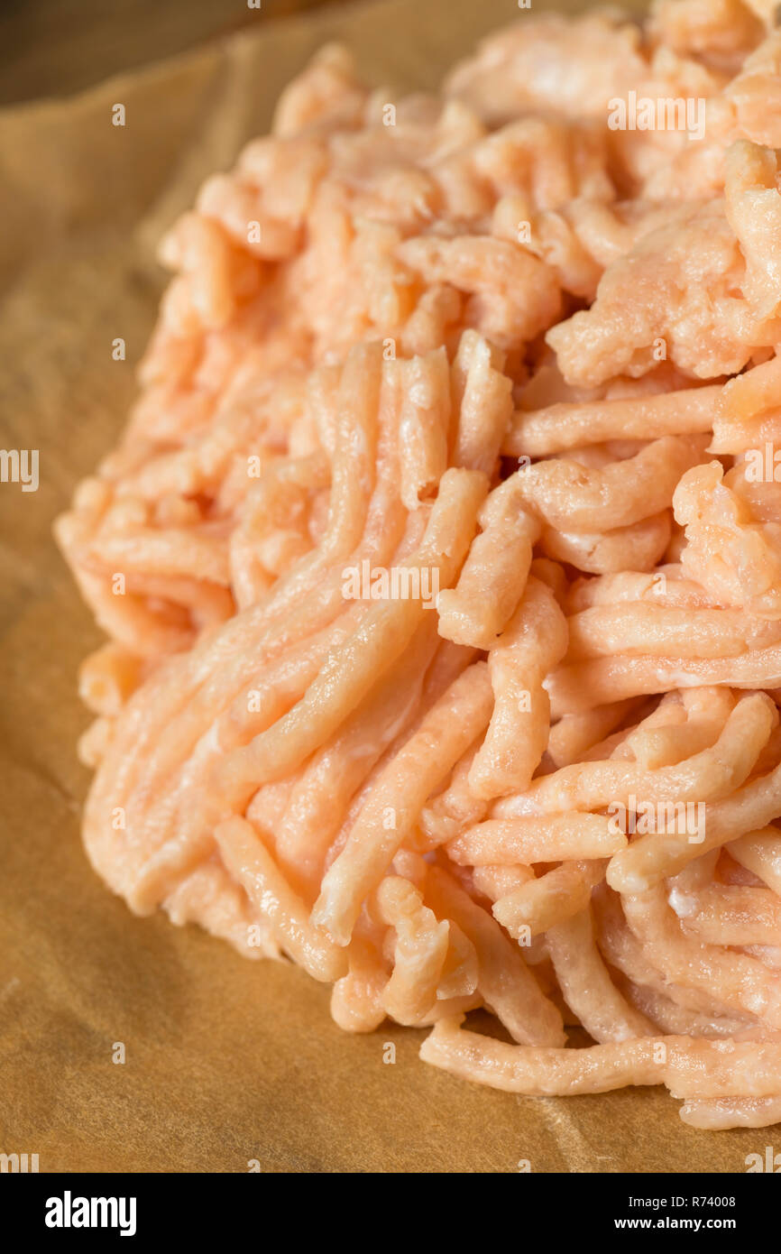 Intervallo libero suolo pollo pronto per cucinare Foto Stock