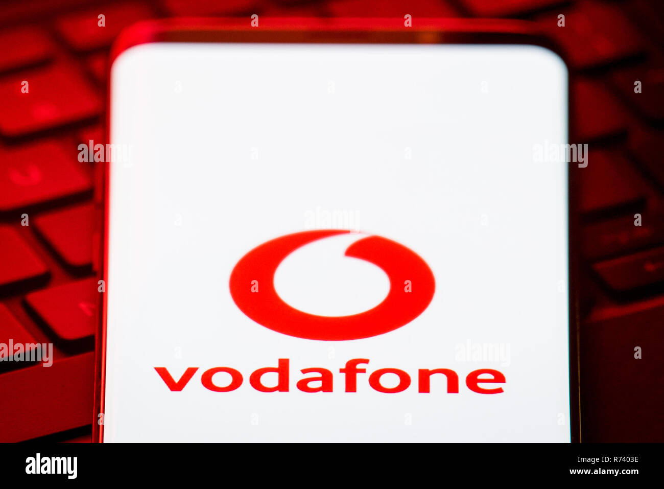 Il logo della rete telefonica mobile Vodafone viene visualizzato sullo schermo di uno smartphone. Foto Stock