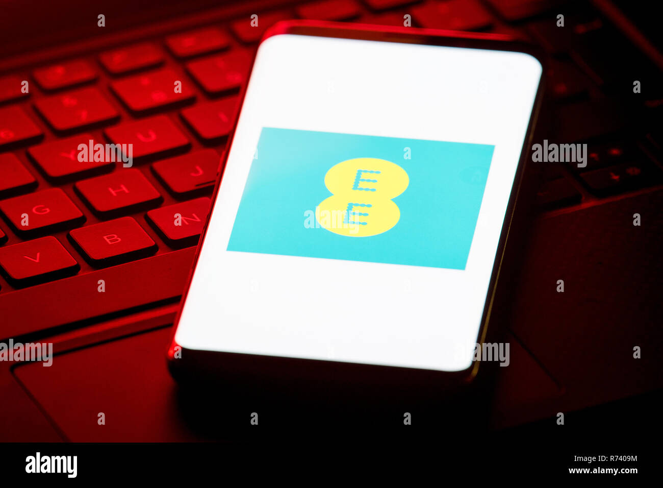 Il logo della rete telefonica mobile EE è visualizzato sullo schermo di uno smartphone. Foto Stock